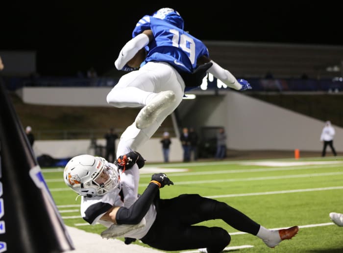 Midlothian's Bryant Wesco (5-star Clemson commit) evades a tackler on the sideline.